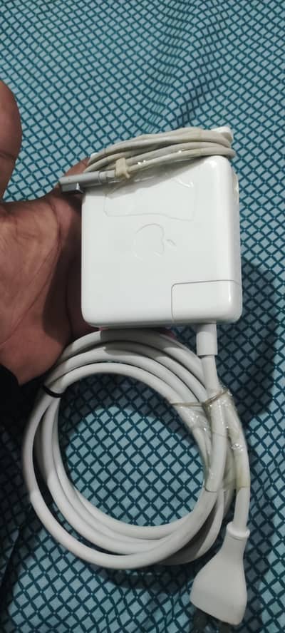 Macbook pro 85 W adapter/charger