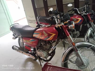 one hand use very neat and clean