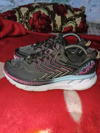 HOKA UK 8