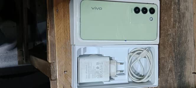 geern colour he box orignal charger. aal ok he sir touch pr bal he .