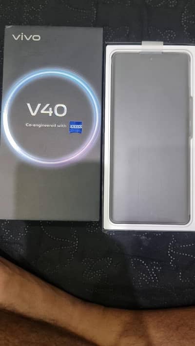 VIVO V40 box pack