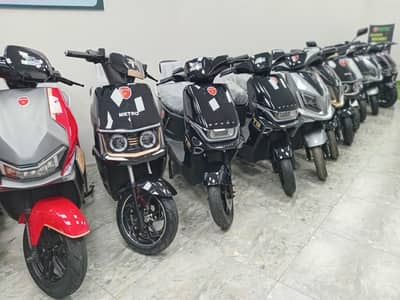 Heavy Duty Metro M6 Portable Lithium Electric Scooty 2026 Model
