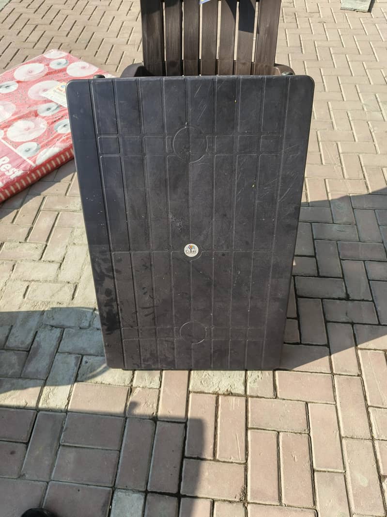 Plastic table 0