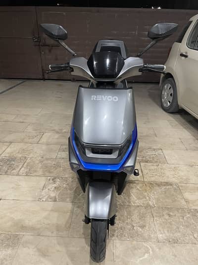 Revoo A01 electric scooter for sale in excellent condition