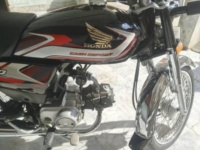 Honda CD 70 black color  lush and genwain condition 2025 model. . . . . .