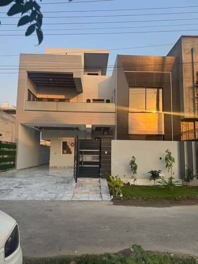 PRIME LOCATION 10 MARLA BRAND NEW HOUSE