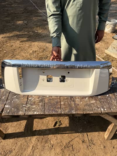 Rear trunk door cover