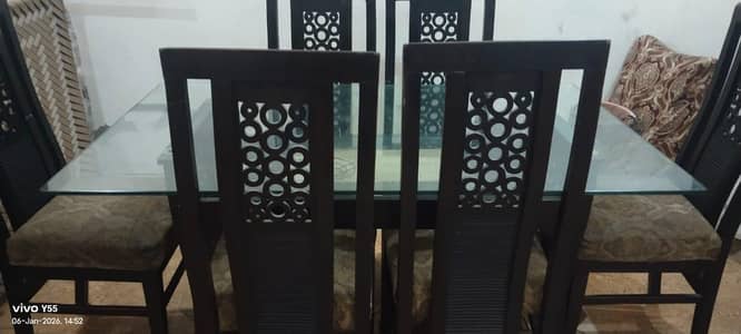 Dinning table of 6 chairs