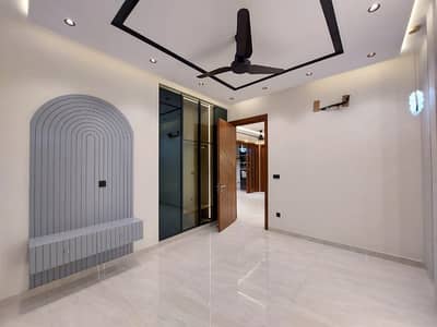 10 MARLA BRAND NEW LUXURY HOUSE FOR SALE