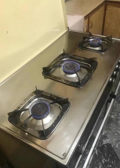 Cooking range with baking oven with chicken griller