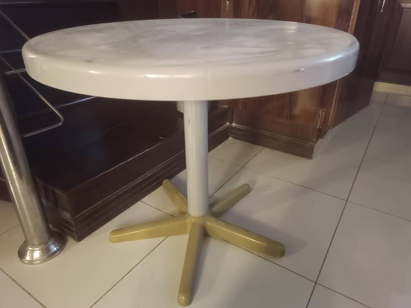 plastic round table 0