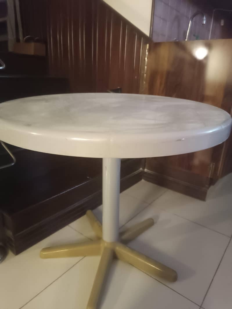 plastic round table 1