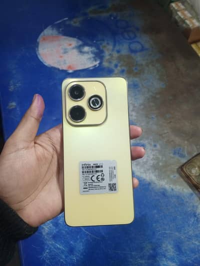 Infinix hot40i lush condition  sath original box& charge