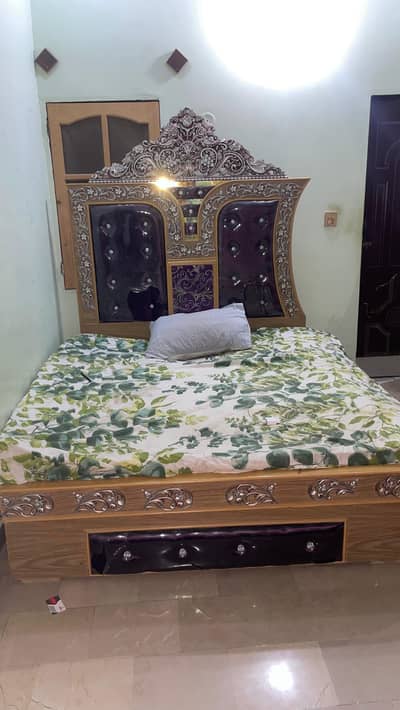 Bed + dressing tables + divider