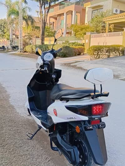 Metro Thrill EV Electric Scooty – White/Black – Clean Condition.