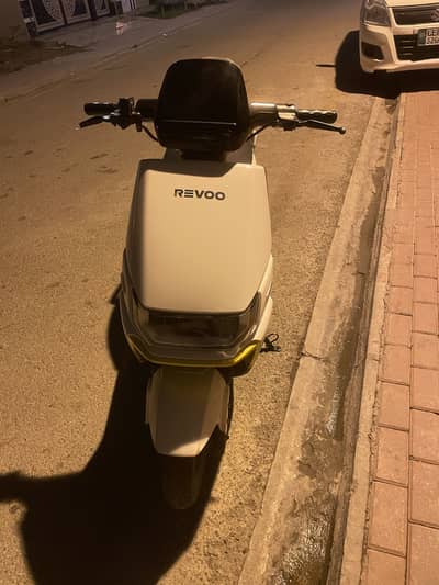 Revoo electric scooty A12