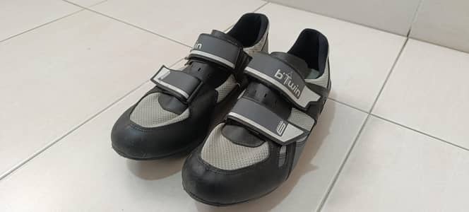 B. twin Cycling Shoes by Decathlon