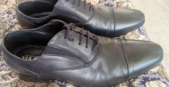 Black formal shoes
