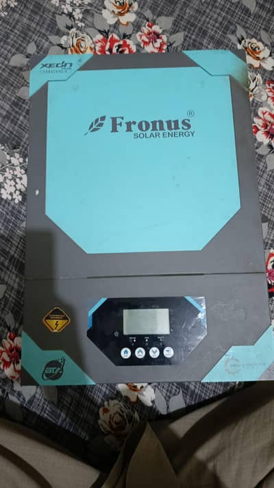 fronus  inverter 3.2 kwsaf  pes hai koi kam ni hai chalta wa nikha hai