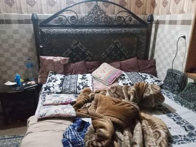 iron bed good condition