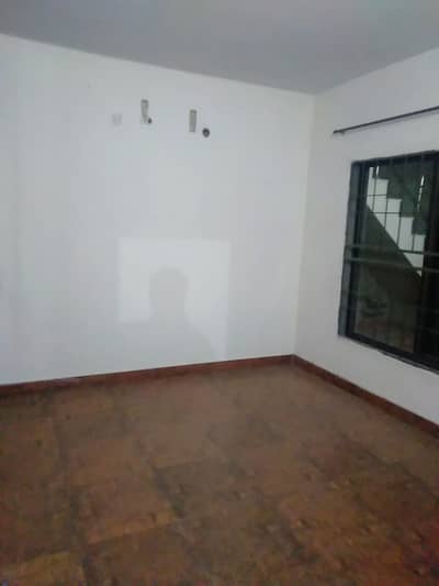 Vip beautiful 10 marla lower portion is available for rent in sabzazar lhr