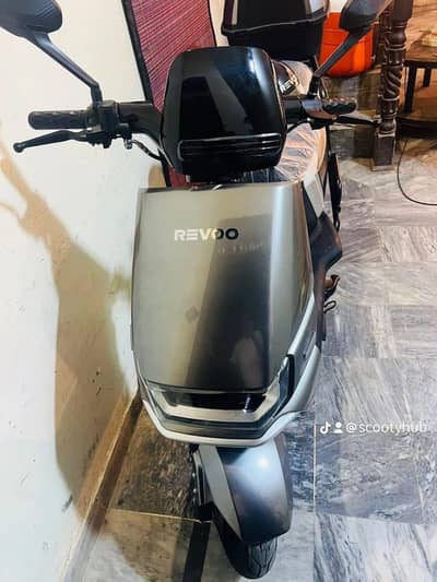 Revo A12 electric scooty 500km used 1000 wolt
