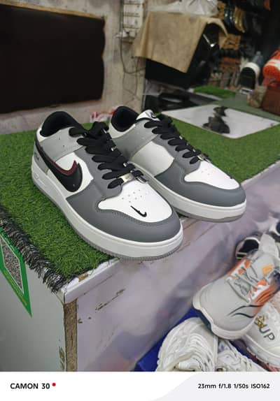 High Quality Sneakera