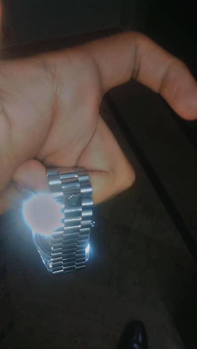 brand new Hai weight acha Hai  pics ma khubsurti Ni dakh sakta