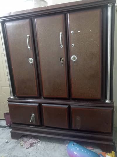 3 door steel almirah 90 kg