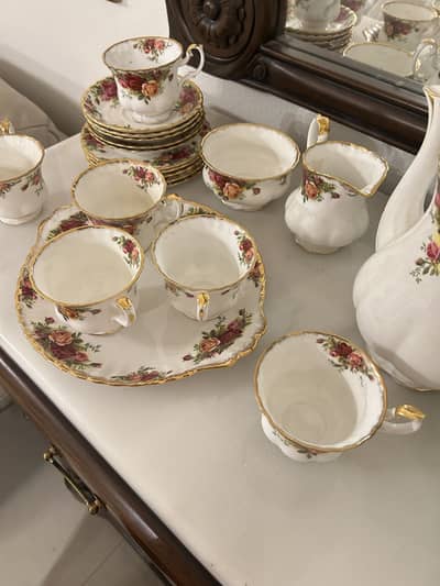 Royal Albert Old Country Roses Vintage Bone China Tea Set -6 persons-