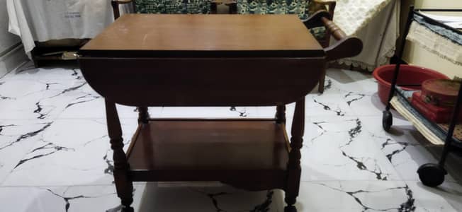Wooden tea trolly in very gud condition. Negotiable.