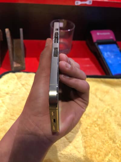 IP 13pro golden color contact this number 03151565125