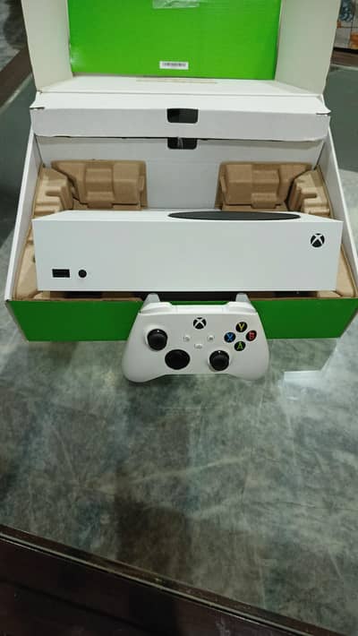 Xbox series s brand new condition with all accessories