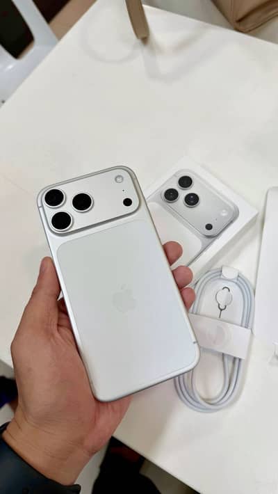 IPHONE 17 PRO MAX LLA 256 GB 4 months sim time condition 10/10