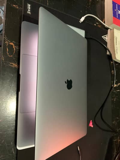 MacBook Pro 2019 i9 15 inch