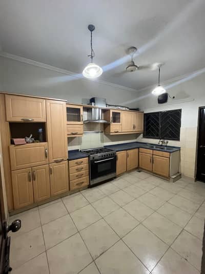 10 MARLA 4 BEDROOM HOUSE AVAILABLE FOR RENT