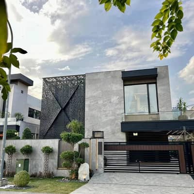 20 MARLA ELEGANT SUPER HOT LOCATED BUNGALOWS UPPER PORTION IS AVAILABLE IN THE BEST BLOCK OF DHA LAHORE