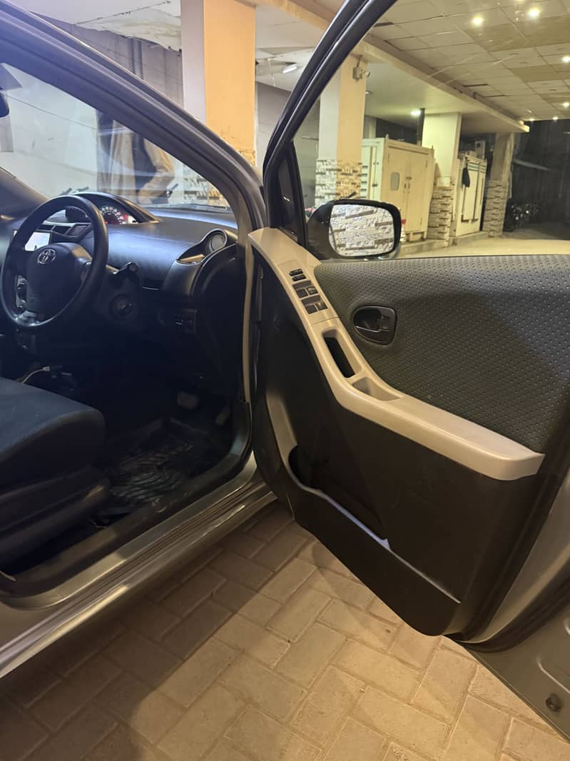 Toyota VITZ 2007/2012 4