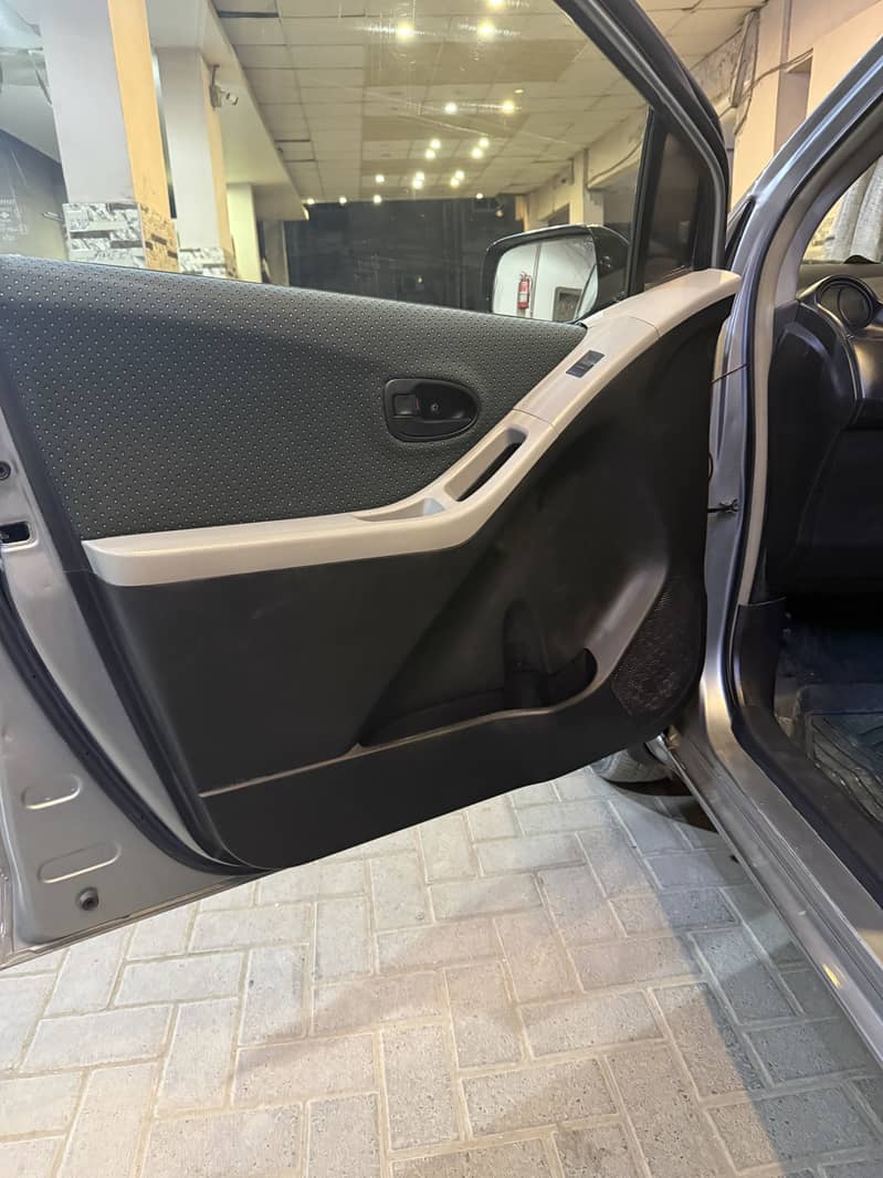 Toyota VITZ 2007/2012 10