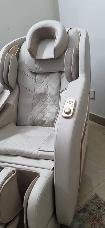 Highlife Massaging chair like new with warranty