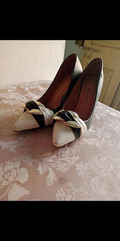 borjan origanal outlet heels available