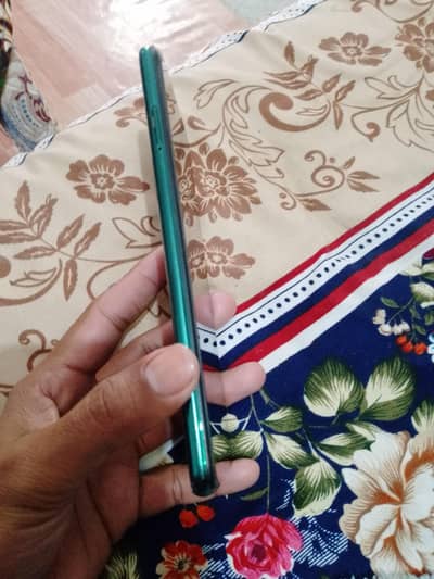 Infinix note7 only mobile back cover crack hai Thora