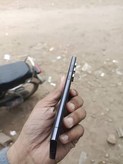 Oper waly kony se bilkul zra sa break h dekhny se feel b ni hota