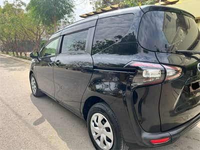 Toyota Sienta 2015