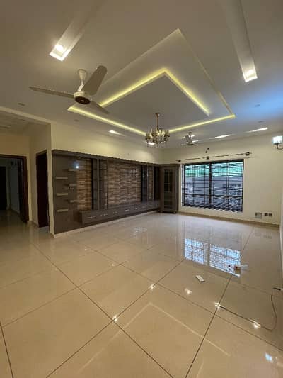 Upper portion for rent in G15 size 1 Kanal separate gate entrance water gas electricity All facilities Five options available