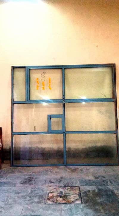 دکان کا گلاس فریم بمعہ شیشے – 7.5×8 فٹ – ملتان