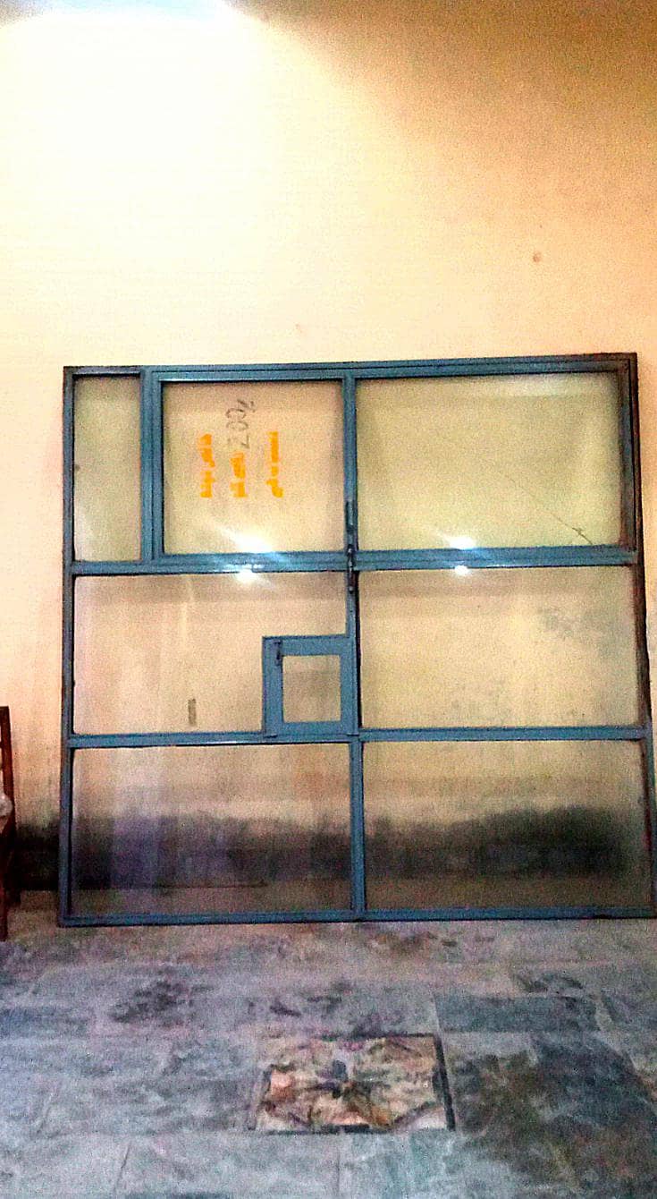 دکان کا گلاس فریم بمعہ شیشے – 7.5×8 فٹ – ملتان 0
