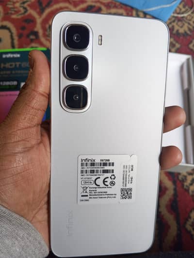 infiax hot 60i in weranty 6/128 and condtion saaf he and full box