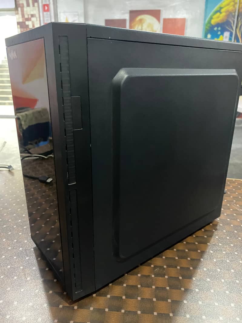 کمپیوٹر فروخت کے لیے دستیاب ہے 3