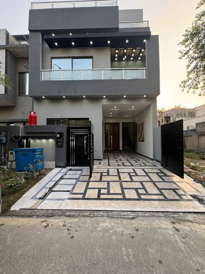 Next To Park 5 Marla Slightly Used House Available For Sale In Lake Sector M-7 Block C